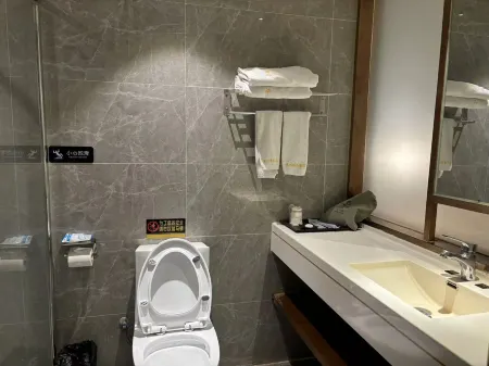 Dongchuan Boutique Hotel (Guangdong People's Hospital China Plaza) Отели рядом с достопримечательностью «Mao Zedong's Former Residence Relic Site»