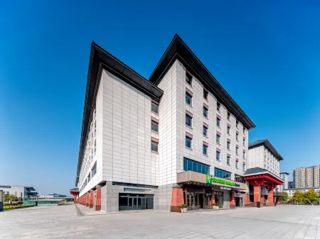 Holiday Inn Express Luoyang Longmen, an IHG hotel Отели в г. Лоян