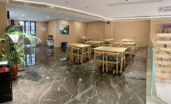 Lanyue Shifeng Hotel (Huangjiahu University Town Chinese Medicine University Subway Station Branch)