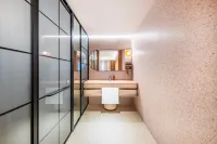 Orange Hotel (Anshun Huangguoshu Scenic Area Longgong Road Branch)