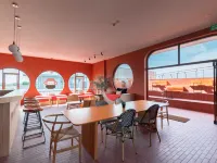 Blu Monkey Hub & Hotel Bangsaen Отели рядом с достопримечательностью «Пляж Воннапа»