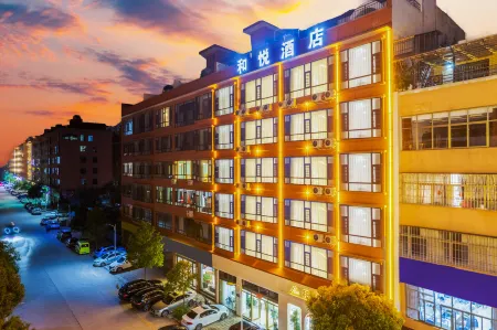 Heyue Hotel (Qujing Wanda Plaza Branch) Отели рядом с достопримечательностью «Qujing Normal University»