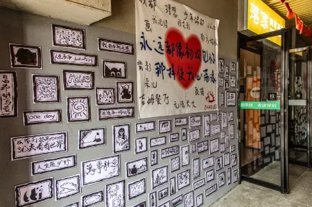 Luojia Youth Hostel Отели рядом с достопримечательностью «Wuhan Ferry Huanghelou Dock»