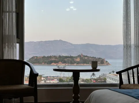 Fuxian Lake Yichen Resort Hotel (Sunshine Coast)