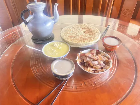 Deqin Shigu · Meilixiangju Homestay Отели рядом с достопримечательностью «Feilai Monastery»