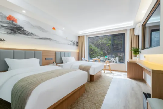 Wild Hidden Mountain Homestay Отели в г. Цзючжайгоу