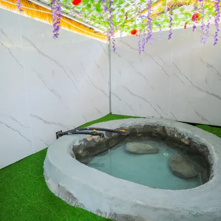 Kangding Snow Mountain Yiju Hot Spring Inn