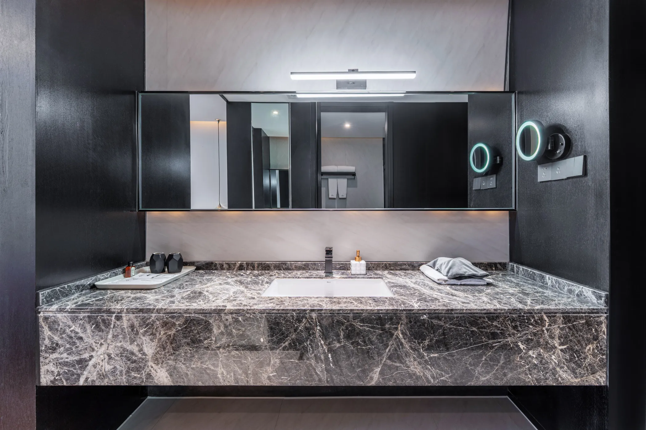 HÉONIC HOTEL & SUITES - Exclusive 2-3 Bedroom Family Suites+Curated Itineraries+Cat Coffee Zimmer Photos