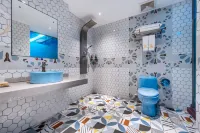 韋恩電競飯店（珠海大信新都會斗門汽車站店） 全家便利店附近的飯店