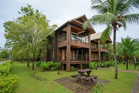 The Langit Duyong Marina Resort Отели рядом с Аэропорт Султан Махмуд