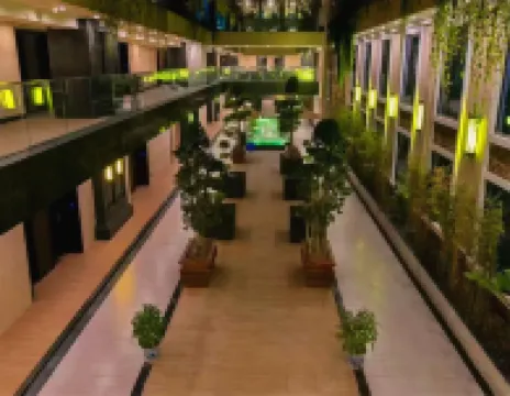 Jingzu E-sports Hotel (Luzhou High-Speed Rail Station Southwest Trade City Branch)