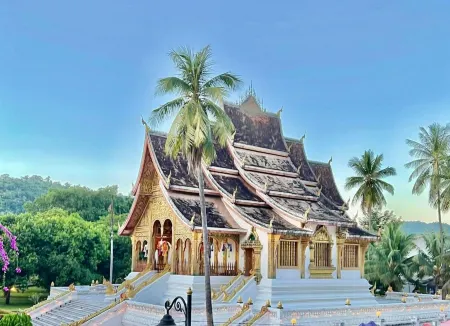 Villa Phathana Royal View Hotel Отели рядом с достопримечательностью «Haw Pha Bang»