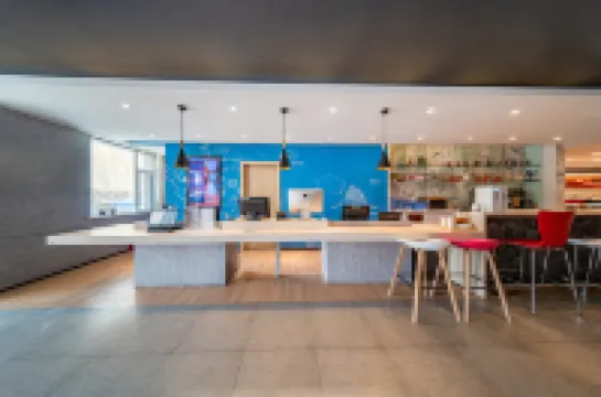 Ibis Hotel (Lanzhou Dongfanghong Plaza Guofang Department)