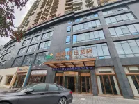 Chenxi Holiday Hotel (Enshi Tujia Girl's Town Nine Square Shopping Center) فنادق في 