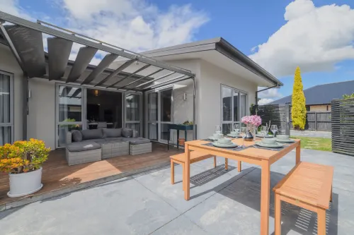 Modern Family Home with Outdoor Living in Wigram - ヴィラ
