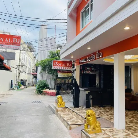 Royal BJ Hotel Отели рядом с достопримечательностью «Пирс Бали-Хай»