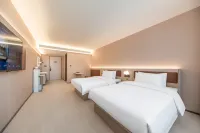 HanTing Hotel (Xining Railway Station Zhongfayuan City Plaza) فنادق في شينينغ