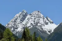 Vienna Hotel (Xiaojin County Meinuo Specialty Commercial Street) - Mountain view