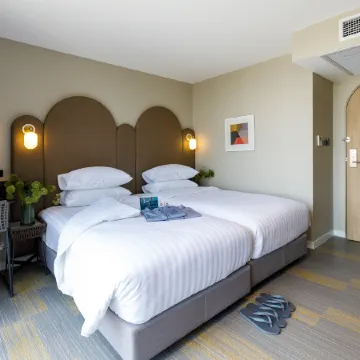 Benjarong Hotel Bangkok Отели рядом с достопримечательностью «Станция метро Ratchadapisek»