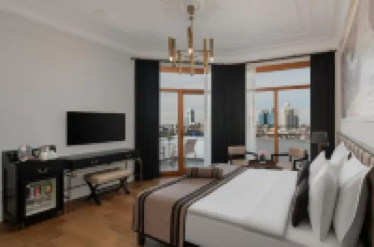 AKKA ลัช โฮเทล ทักซิม