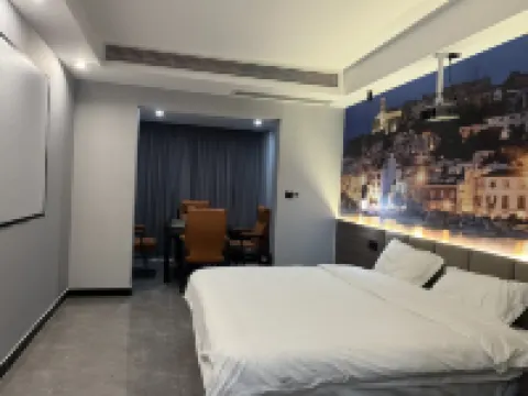 This Shi Hotel (Zhoukou Municipal Government Arts and Science College)
