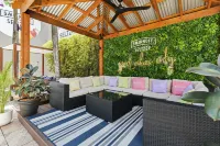 Gilligan‘s Backpackers Hotel & Resort - Pools