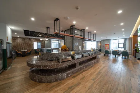 James Joyce Coffetel (Burqin Youyifeng Road) Отели рядом с достопримечательностью «Russian Customs Pedestrian Street»