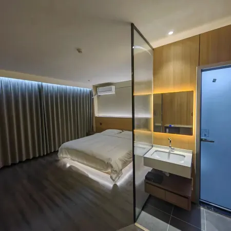 Weiting Light Luxury Theme Hotel
