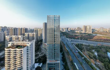 Lis Future Hotel (Zhengwuqu Swan Lake Wanda) Отели рядом с достопримечательностью «Mingjiao Temple»