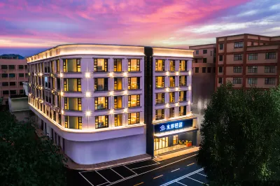 Waterfront Hotel Hotels near Sanxiang Zijian Gymnasium