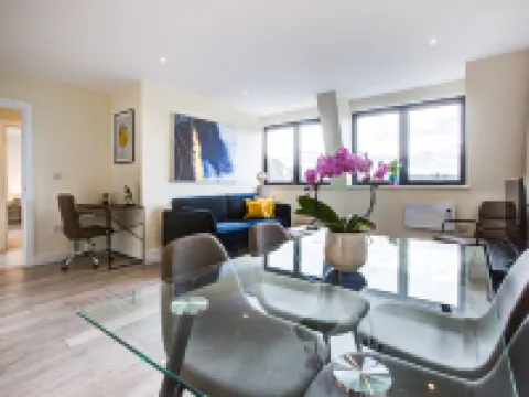 Hybrid Resi - Cheam, Sutton Near Wimbledon with Onsite Car Parking Hotels in Sutton