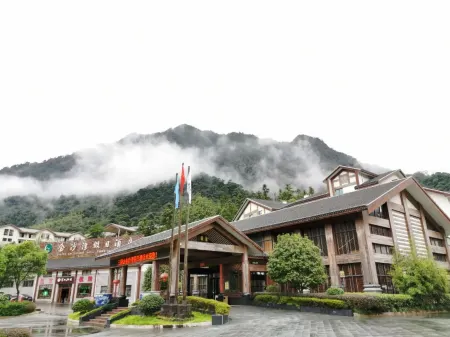 Sanqingshan Jinshawan Holiday Inn (East Jinsha Cableway) Отели рядом с достопримечательностью «West Coast Scenic Area»