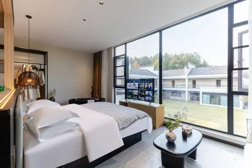 Shaojian Banshushe B&B (Lujiang Tangchi Hot Spring Resort)