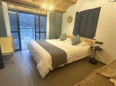 Painting Boat Listening to the Rain B&B Отели в г. Юньхэ