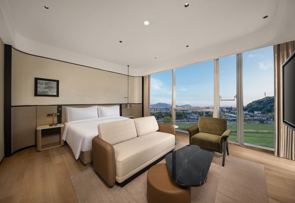 5. 홀리데이 인 항..