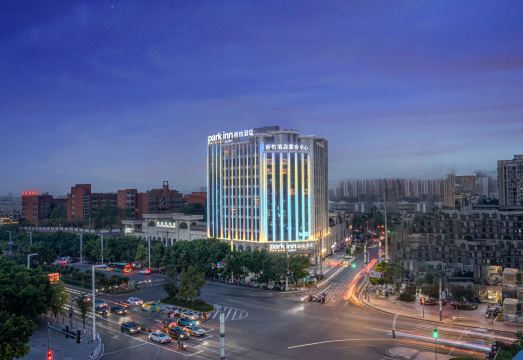 重庆南岸长生桥地铁站丽柏酒店外景图