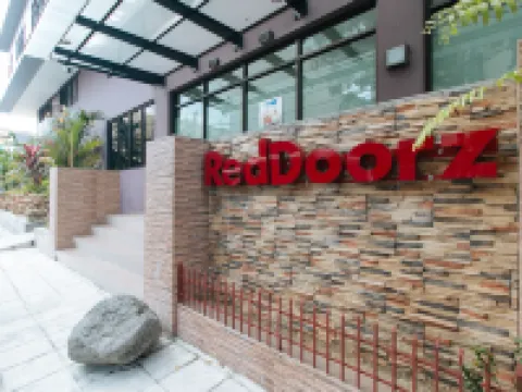 RedDoorz Plus @ Evangelista Street Makati โรงแรมในมาคาติ