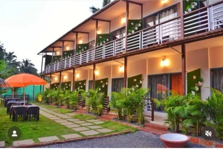 YogiTree Beach Resort & Cafe Отели в г. Морджим