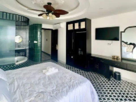 Nereus Hotel Hotel in zona Hang Duong Cemetery