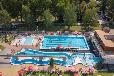 Holiday Beach Budapest Wellness and Conference Hotel Các khách sạn ở God