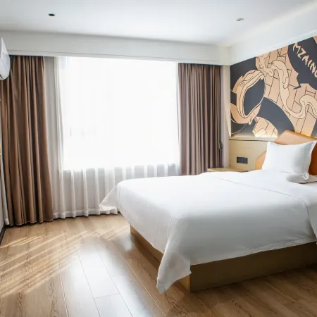 IU Hotel (Mengzhou Bus Station Huichang South Road)