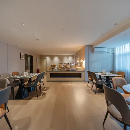 Qiwuyunshang Hotel (Chaohu High-Speed Rail East Station Yuemei Plaza)