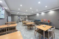Zhaosu Chenyue Sunshine Hotel - parking