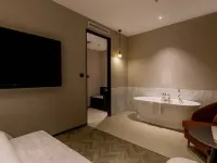 RHEA HERA | Ruiya Hela Hotel (Shenyang Huaiyuanmen Youth Street Subway Station) Hotels near Shenhe