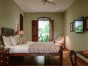 Maniumpathy Hotel