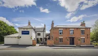 OYO Blenheim House Hotel dekat Tutbury Castle