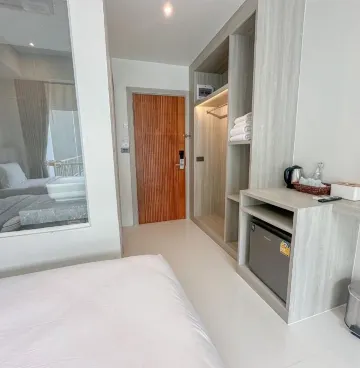 ห้องมาตรฐานเตียงคู่พร้อมวิวสระว่ายน้ำ