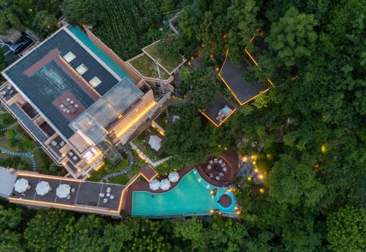 Qishi Li Cave Homestay의 아늑한 실내 공간 또는 조식