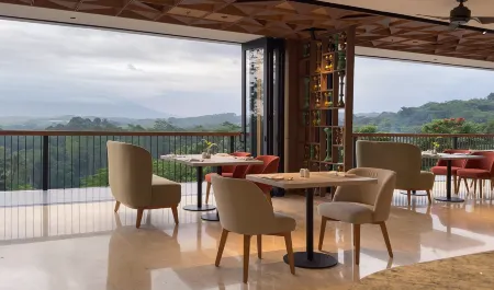 Hotel Santika Premiere Hill Resort Cibadak – Sukabumi Отели в г. Cikembar