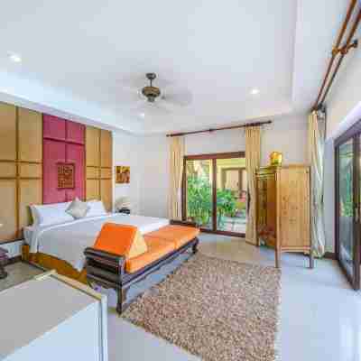 Himmaphan villa, next to BEACH & cafes, with staff Rooms